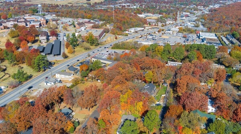 1 block to a shopping center with Rick's Bakery, Arcadia Retro Arcade, Mockingbird Kitchen, Tacos 4 Life and more!