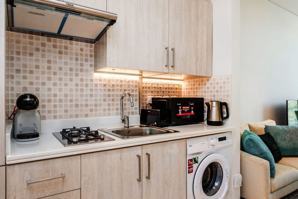 Superior Studio, Balcony, Courtyard View | Private kitchen | Fridge, microwave, stovetop, espresso maker