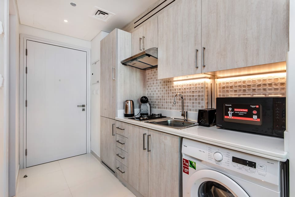 Superior Studio, Balcony, Courtyard View | Private kitchen | Fridge, microwave, stovetop, espresso maker