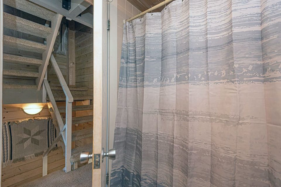 UPSTAIRS-FULL-BATHROOM