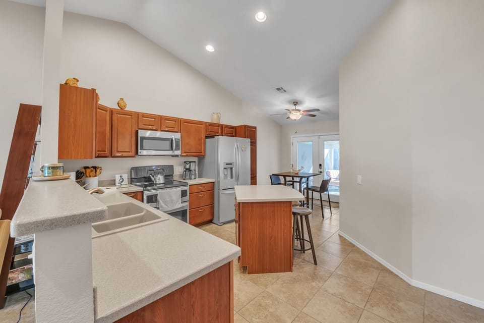 House, 2 Bedrooms | Private kitchen | Fridge, oven, coffee/tea maker