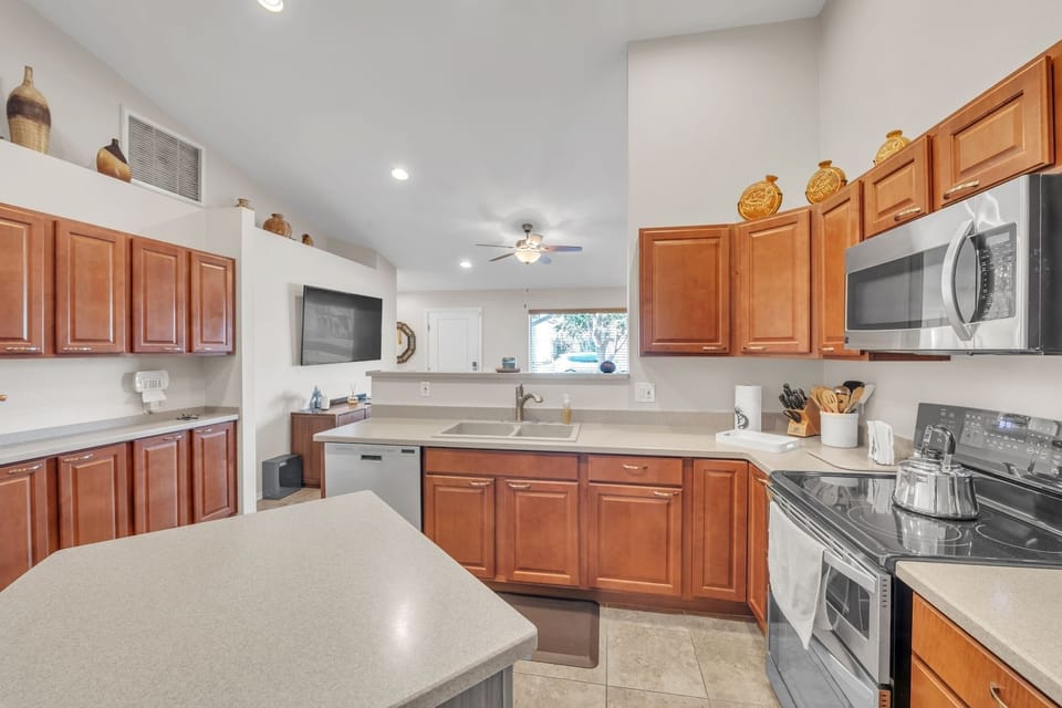 House, 2 Bedrooms | Private kitchen | Fridge, oven, coffee/tea maker