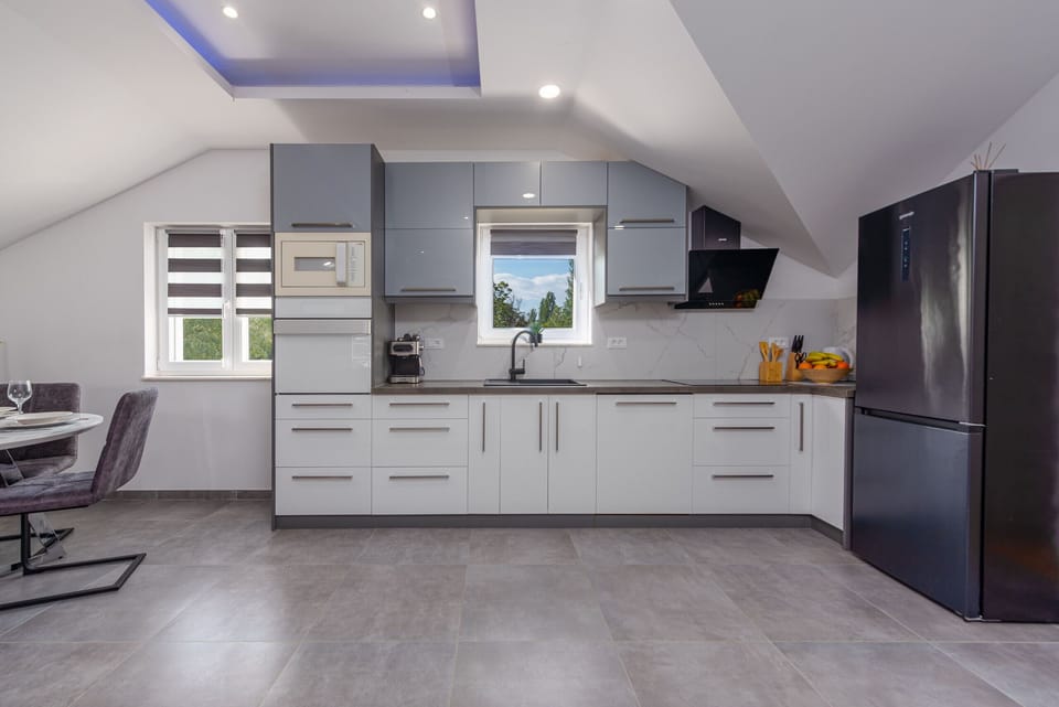Microwave, oven, dishwasher, coffee/tea maker