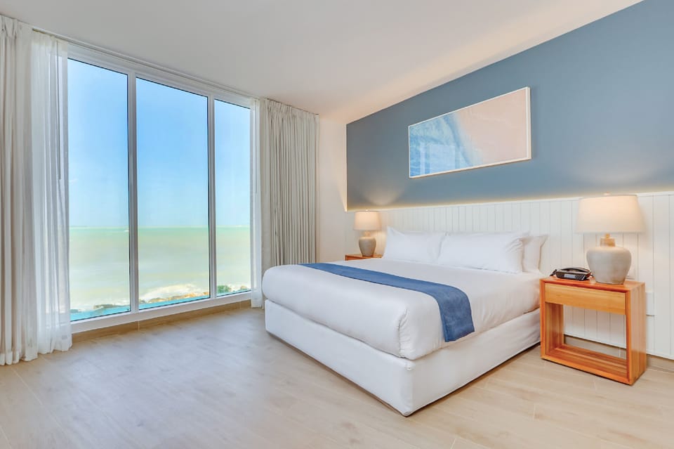 Sea View Premium King | Premium bedding, down comforters, pillowtop beds, in-room safe