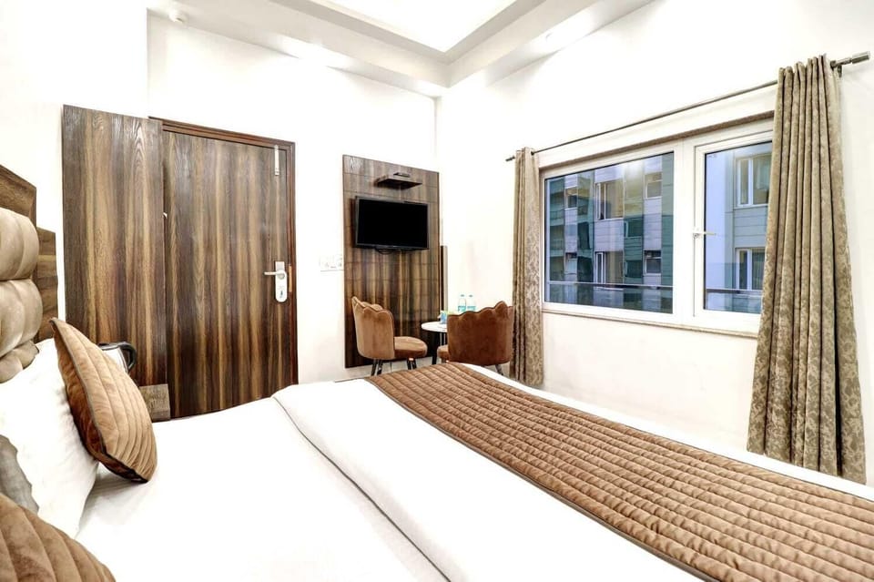 City Double Room, 1 King Bed, City View | Premium bedding, soundproofing, iron/ironing board, free WiFi