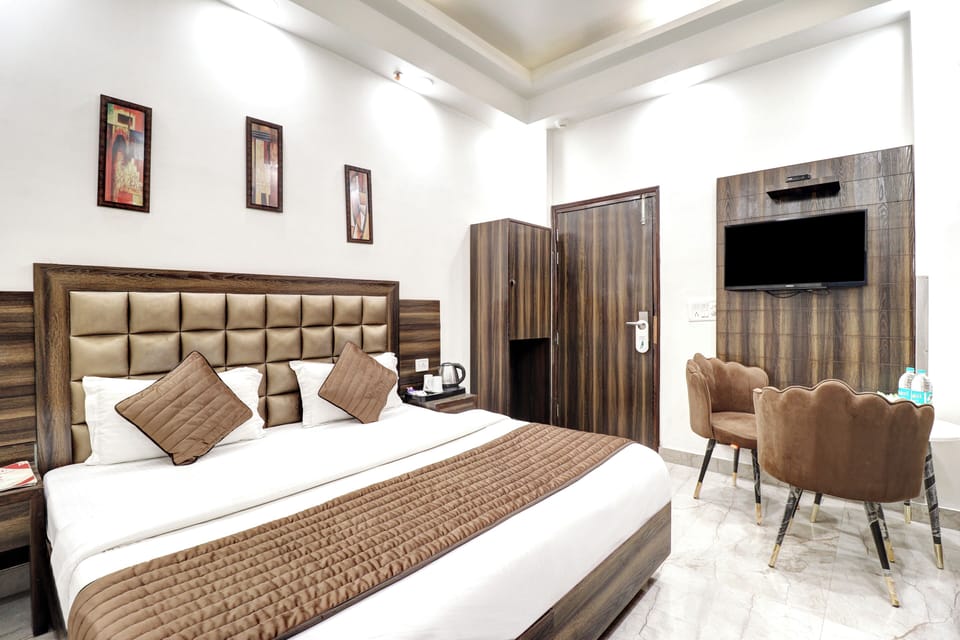 City Double Room, 1 King Bed, City View | Premium bedding, soundproofing, iron/ironing board, free WiFi