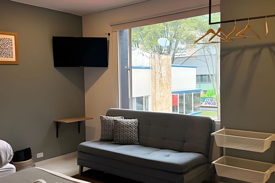 Business Suite | Living area | Smart TV