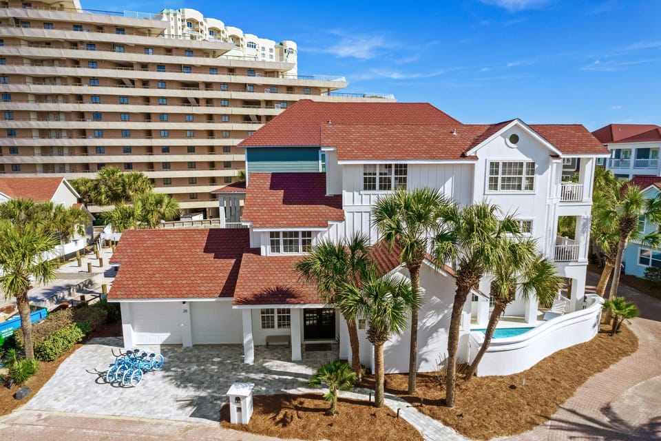 Private beach just steps from the home! Private heated pool and FREE golf cart included! Sleeps 14, 5 bedrooms, 4 bath, and 8 beds. 