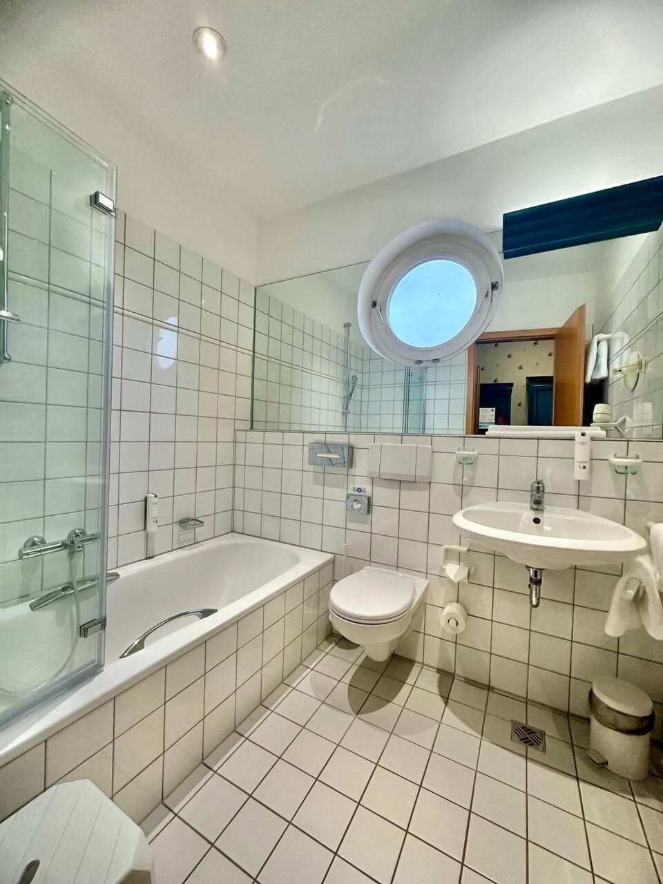 Standard Double or Twin Room, 2 Twin Beds, River View, Beachside | Bathroom | Shower, free toiletries, hair dryer, towels