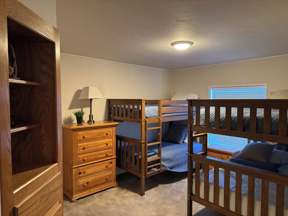 Bedroom 3 > 2 Bunk Beds (full/full, twin/twin)