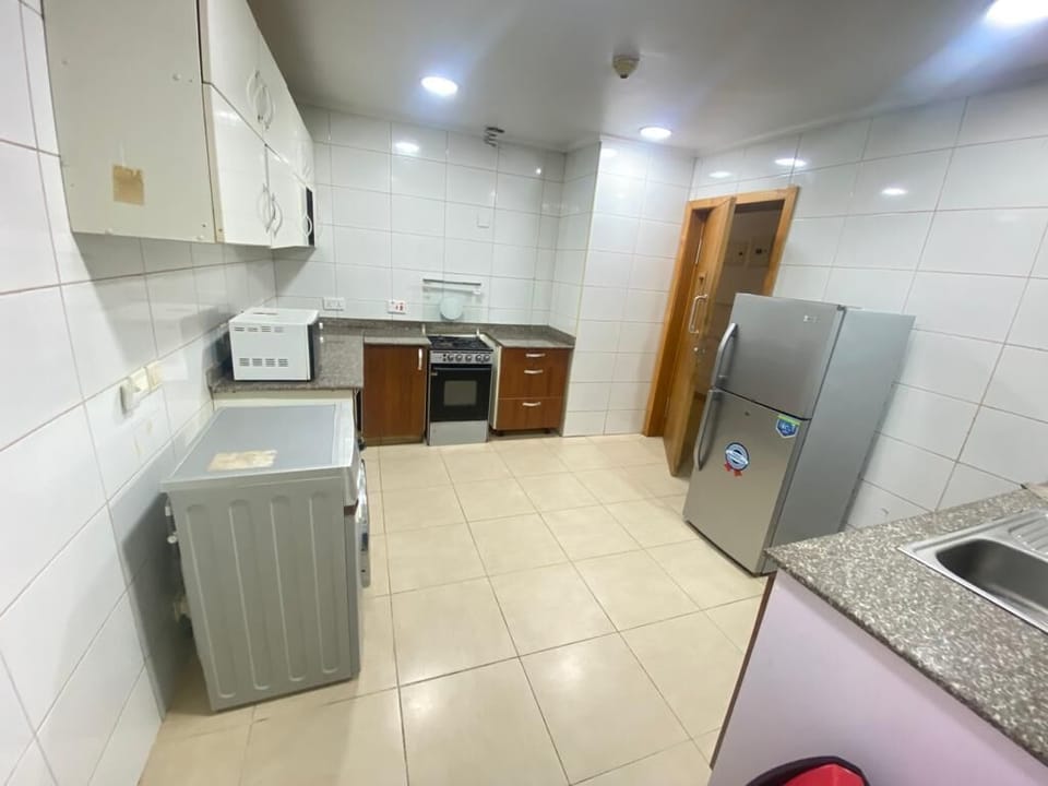 Full-size fridge, microwave, oven, dishwasher