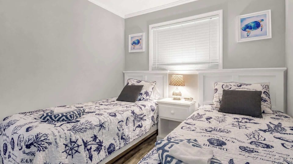 Second bedroom with two twin beds