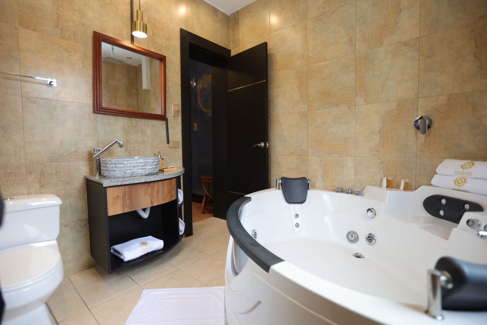 Double Room with Jacuzzi | Bathroom | Shower, towels, soap, shampoo