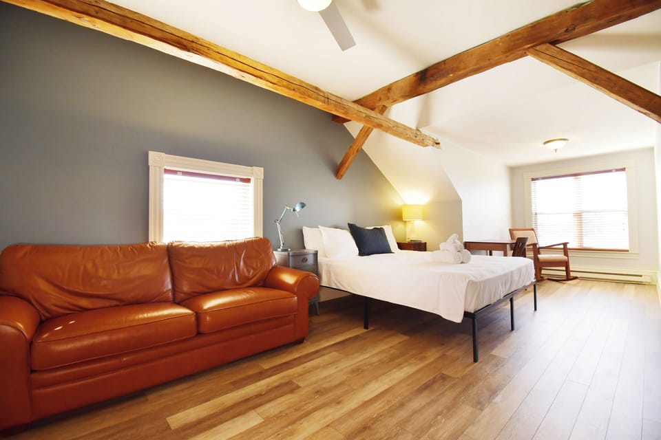 Deluxe Suite, 1 King Bed, Jetted Tub | Free WiFi, bed sheets