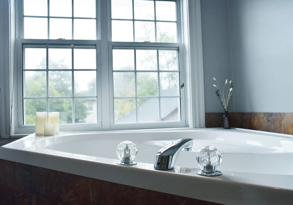 Junior Suite, 1 King Bed, Jetted Tub | Bathroom | Hair dryer, towels, soap, shampoo