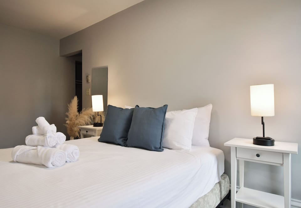 Classic Room, 1 Queen Bed | Free WiFi, bed sheets