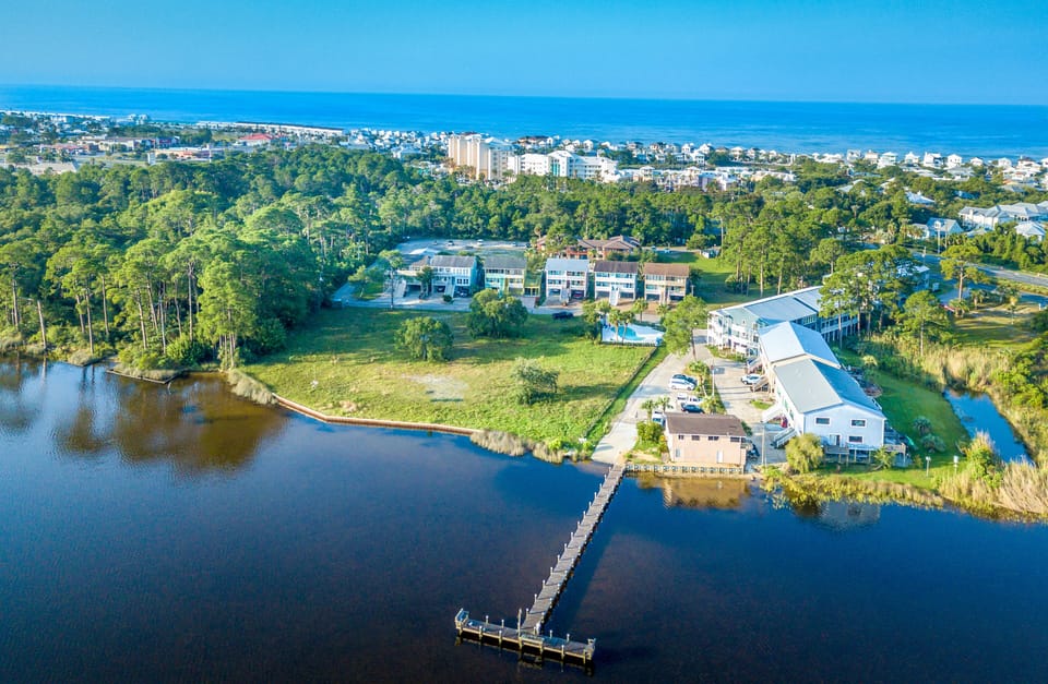 Pirate's Cove community with Lake Powell in front and the gulf just minutes away