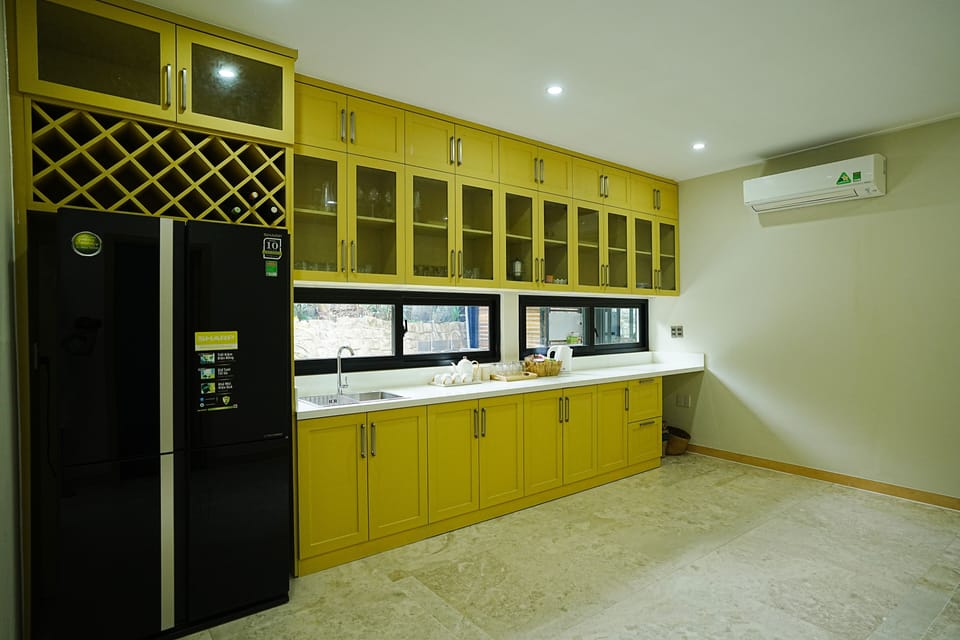 Deluxe Double Room | Shared kitchen | Cleaning supplies, paper towels