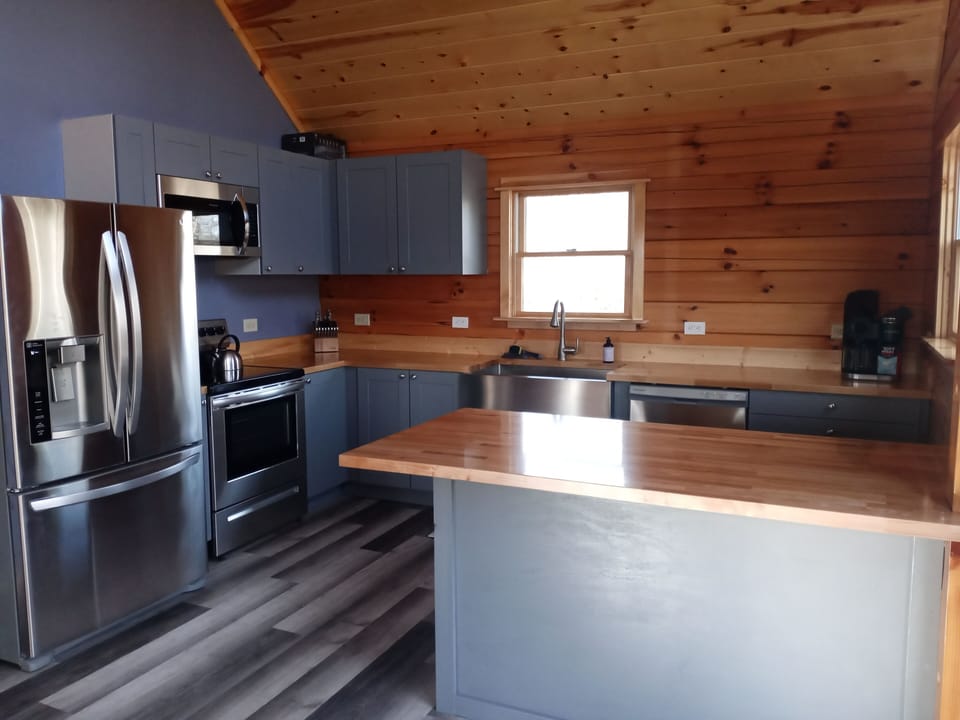 Kitchen and island (level 2)