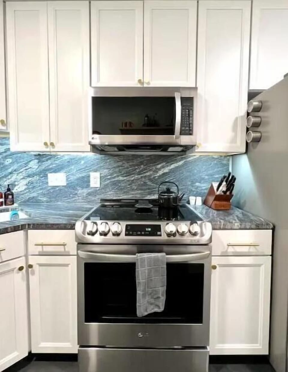 Fully-equipped Kitchen features new stainless steel LG appliances.