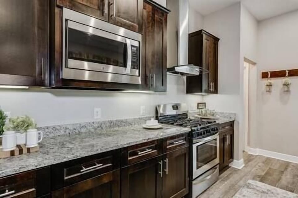 Spacious Kitchen Countertops