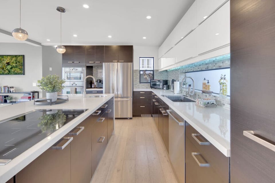Gourmet Kitchen: Cook like a pro with top-notch appliances and chic design!