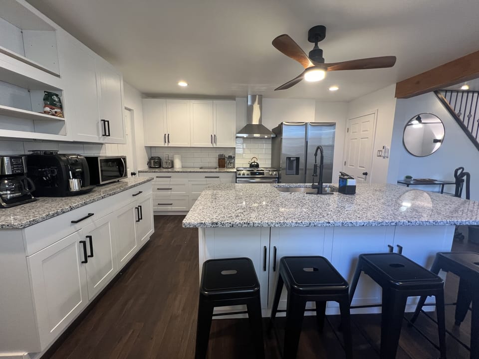 Kitchen with eat-in island for 4