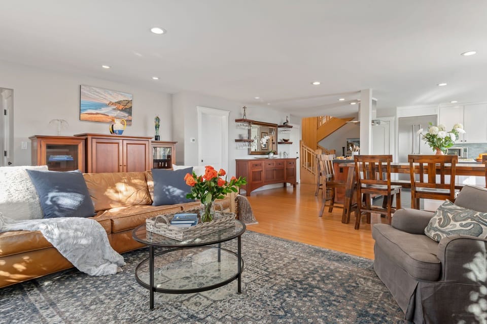 Open concept living space with plenty of light
