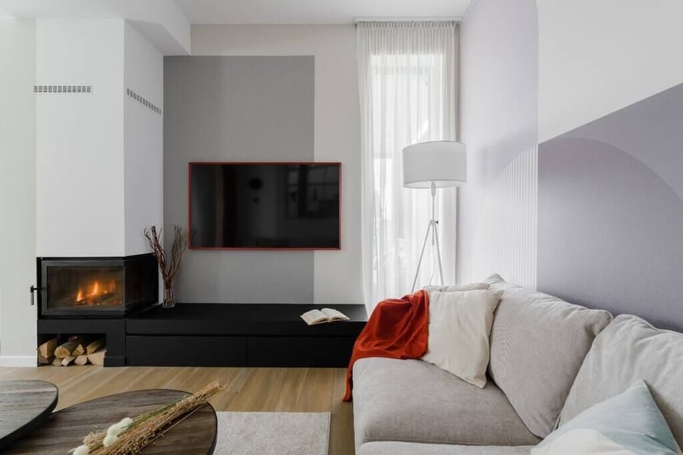 Living room with TV, sound bar, indoor fireplace, 2 couches and AC