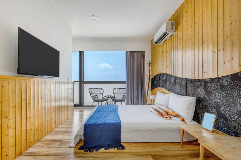 Deluxe Double Room with Sea View and Balcony | Desk, soundproofing, WiFi (free)