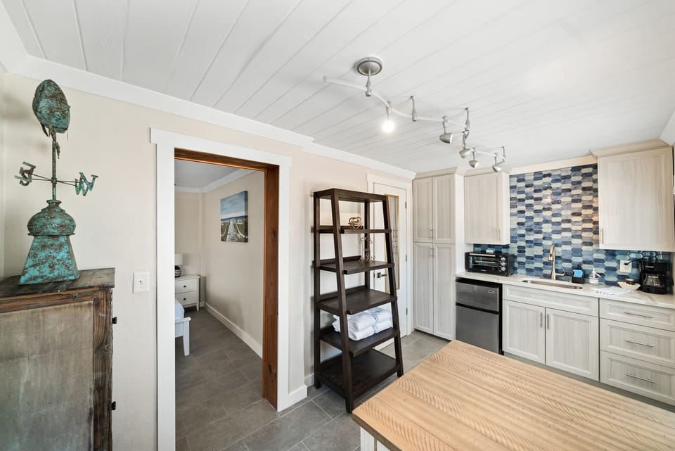 #7 The Boathouse | Private kitchen | Fridge, microwave, highchair, paper towels