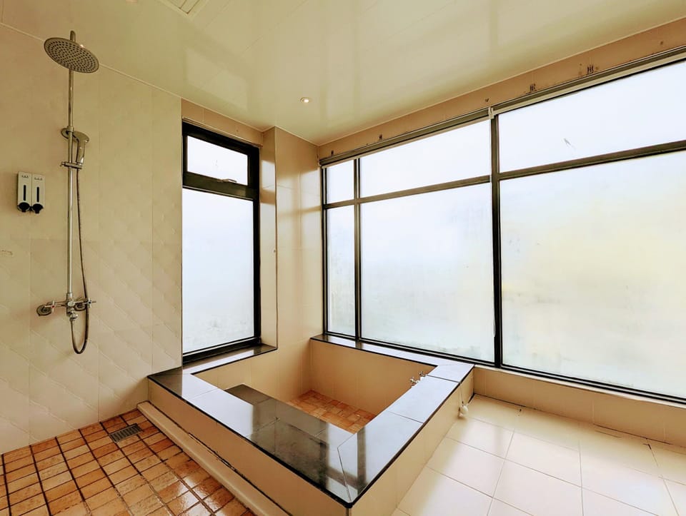 Double Room with Mountain View and Bathtub | Bathroom | Hair dryer, slippers, towels, shampoo