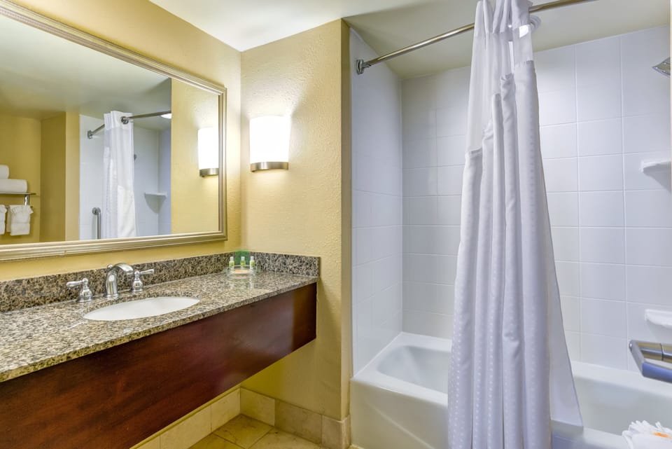 Combined shower/tub, free toiletries, hair dryer, towels
