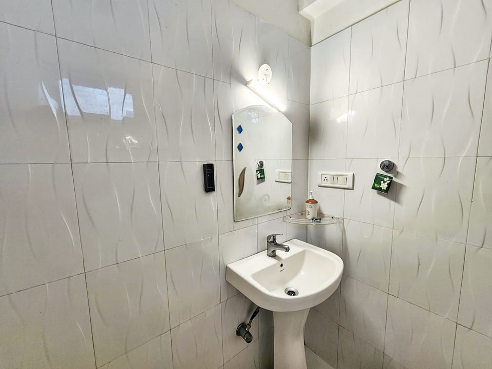 Deluxe Room | Bathroom | Shower, rainfall showerhead, free toiletries, hair dryer