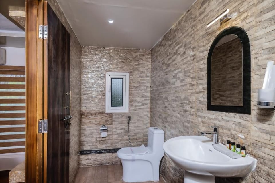 Luxury Double Room | Bathroom | Free toiletries, towels, toilet paper