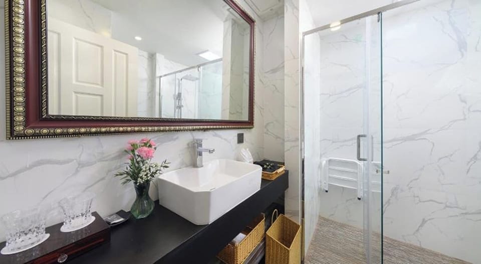 Superior Twin Room | Bathroom | Shower, rainfall showerhead, free toiletries, hair dryer