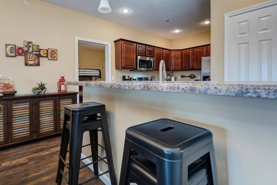 4 bar stools at Breakfast bar