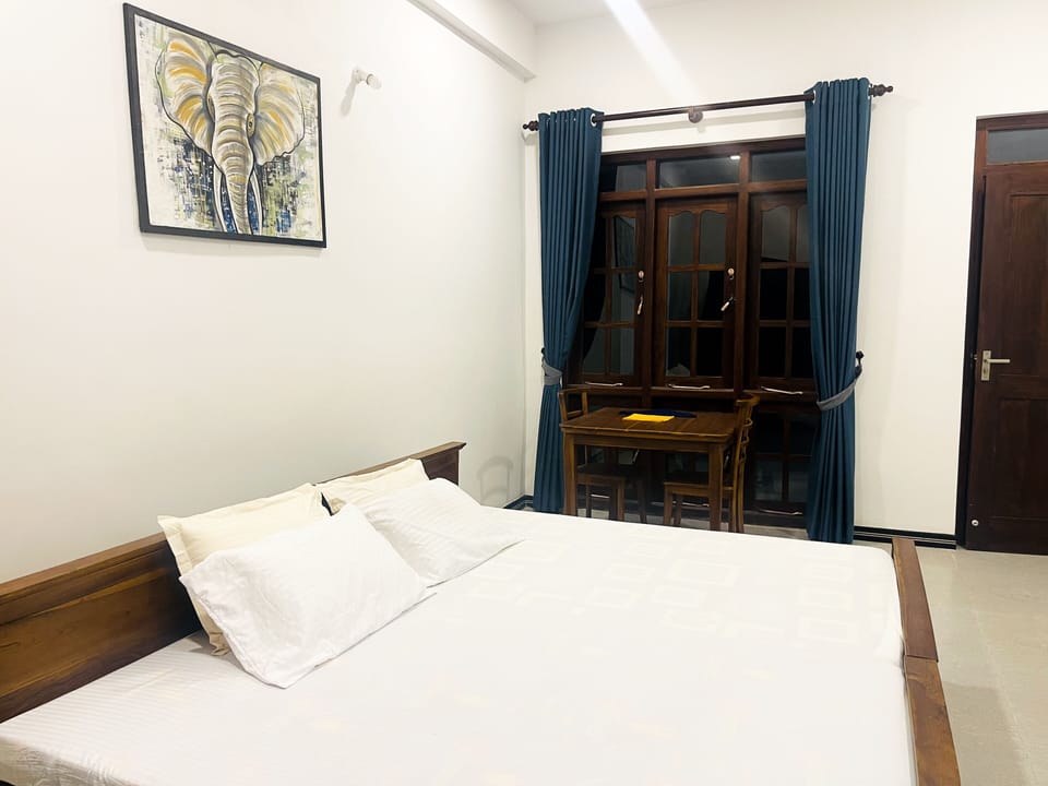 Comfort Triple Room | Desk, soundproofing