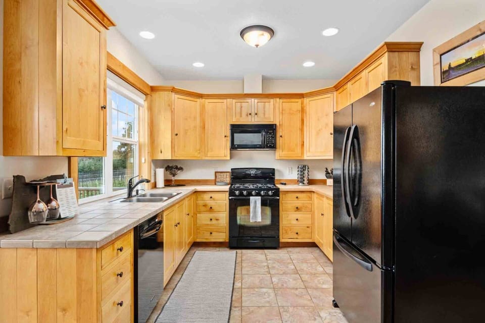 Cook delicious meals for breakfast, lunch, and dinner in this fully equipped kitchen. We suggest grabbing some ingredients from a local farm.