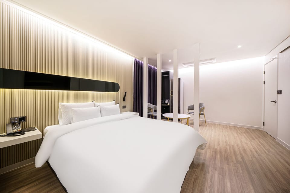 Superior Twin Room | Living area | Flat-screen TV, heated floors