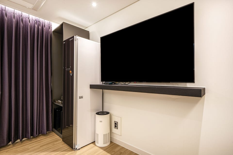 Flat-screen TV, heated floors