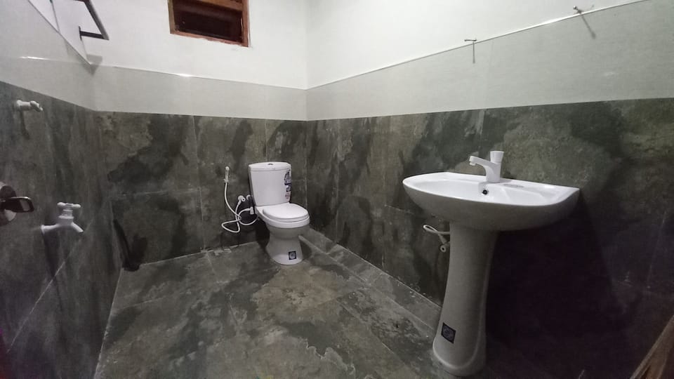 Classic Triple Room, Multiple Beds | Bathroom | Bidet, towels