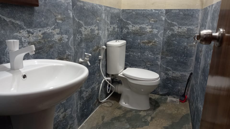 Bidet, towels