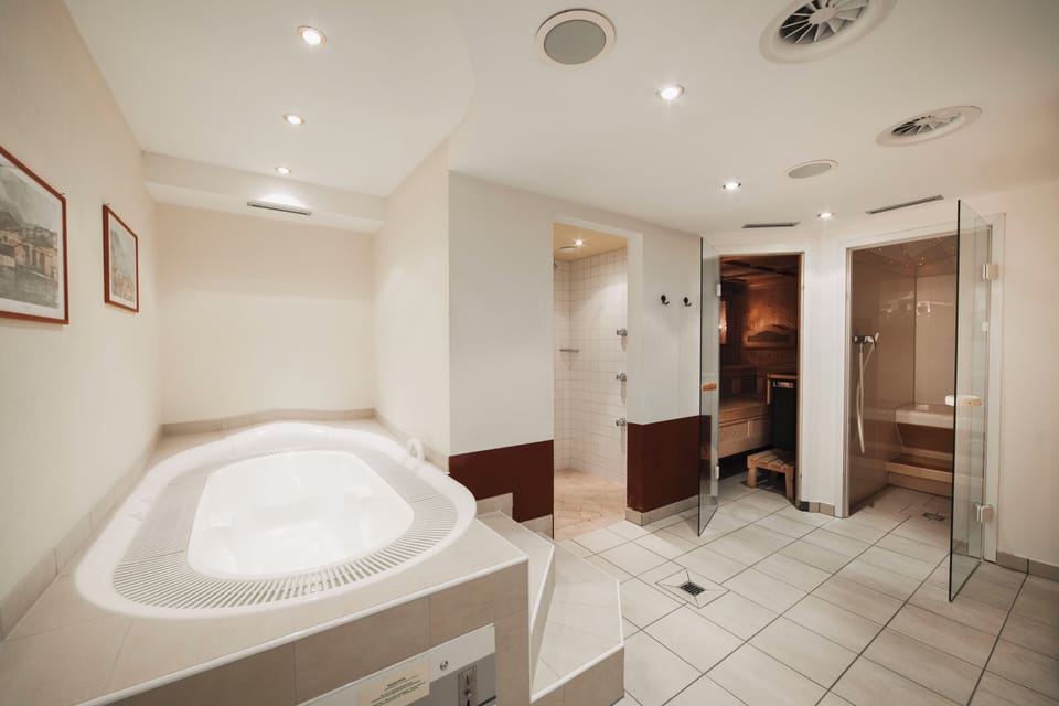 Sauna, steam room