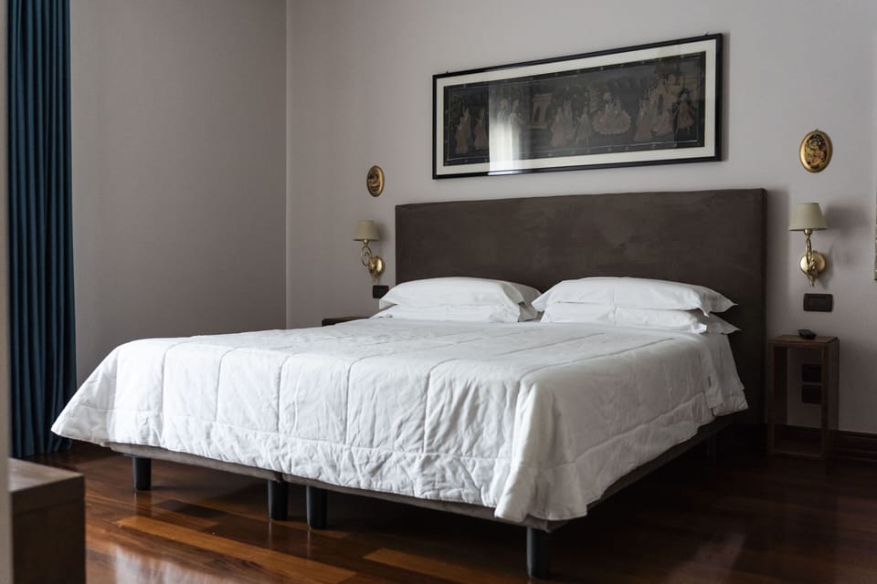 Deluxe Room | Minibar, in-room safe, desk, laptop workspace