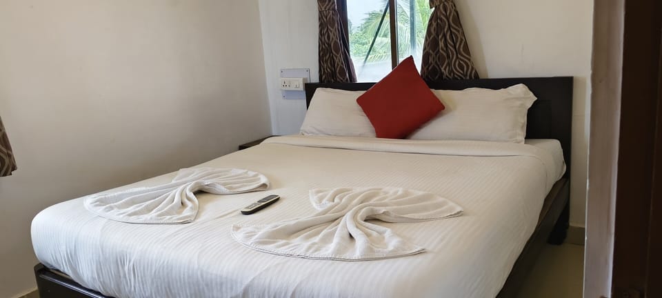 Premium Studio, 1 Queen Bed | Soundproofing, free WiFi, bed sheets