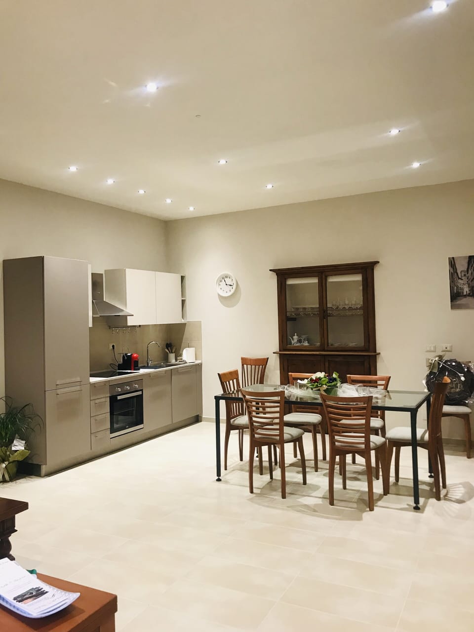Full-size fridge, oven, stovetop, dishwasher