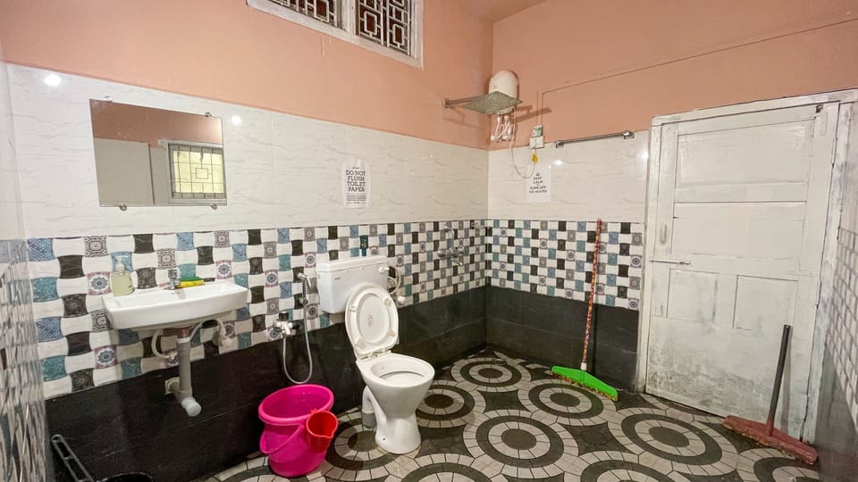 Standard Shared Dormitory, Mixed Dorm | Bathroom | Shower, rainfall showerhead