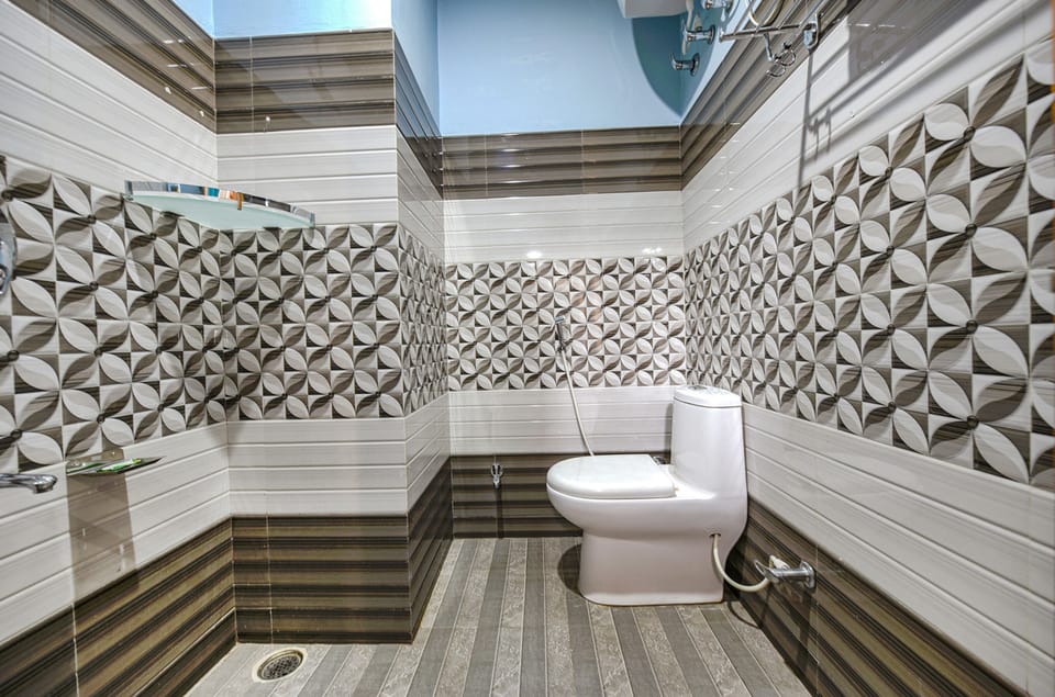 Deluxe Room | Bathroom | Shower, rainfall showerhead, free toiletries, towels
