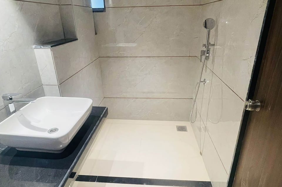 Shower, rainfall showerhead, free toiletries, towels